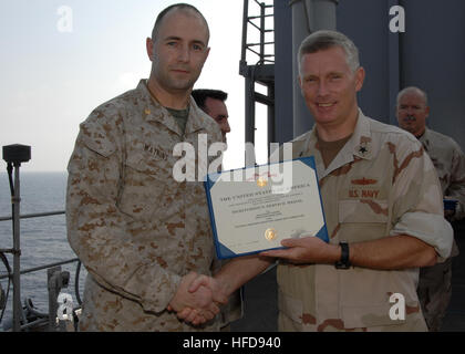 U.S. Navy Rear Admiral Terence McKnight, Kommandant der kombiniert Task Force (CTF) 151, prämiert in seinen Stab an Bord der USS Boxer (LHD-4) 4. April 2009, in den Golf von Aden. Boxer ist das Aushängeschild für CTF 151, einer multinationalen Arbeitsgruppe Pirateriebekämpfung Operationen in und rund um den Golf von Aden, das Arabische Meer, den Indischen Ozean und das Rote Meer. (Foto: U.S. Navy Mass Communication Specialist 2. Klasse Laura A. Moore/freigegeben) TerenceMcKnightonduty Stockfoto