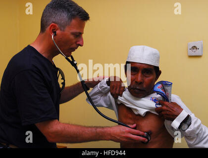 TERNATE, Indonesien (18. Juli 2010) - Lt. CMdR (Dr.) Ira Nash eine präoperative Untersuchung bei einem Chirurgie-Screening in Ternate Krankenhaus durchführt.  Military Sealift Command Lazarettschiff USNS Mercy (T-AH 19) ist in den Nord-Molukken Durchführung von Pazifischen Partnerschaft 2010, die fünfte in einer Reihe von jährlichen US-Pazifikflotte Unternehmungen durchgeführt Indonesien als Disaster Relief Übung zur Stärkung der regionalen Partnerschaften.  (Foto: U.S. Navy Mass Communication Specialist 2. Klasse Eddie Harrison) Ternate Krankenhaus - US Arzt untersucht Mann Stockfoto