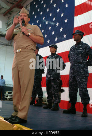 041018-N-6967M-132 Norfolk Virginia (18. Oktober 2004) - Master Chief Petty Officer von der Marine (INTERNIERUNGSLAGER) Terry Scott befasst sich Seeleute an Bord der amphibischen Angriff Schiff USS Iwo Jima (LHD-7) bei der Enthüllung des neuen Task Force einheitlichen Konzepts für Segler e-1 durch O-10. Die Marine wird vier verschiedene Konzept Uniformen für einen Verschleiß-Test in diesem Winter verwenden. Jede Uniform bietet eine Vielzahl von Optionen, die Segler die Möglichkeit zur Auswahl haben werden. Feedback von der Flotte wird zur endgültigen Navy arbeiten einheitliche herangezogen werden. Iwo Jima wird eine Test-Plattformen zur Ermittlung der besten un Stockfoto