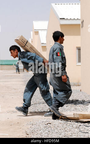 100727-N-1159B-377 Kandahar, Afghanistan (27. Juli 2010) – afghanischen nationalen Polizei (ANP) neuen Möbel in Baracken im Joint Regional ANP Center transportieren. Vollständig von afghanischen Arbeit erbaut, wird $ 46 Millionen Projekt Elemente aus der ANP, afghanische Board Patrol, afghanische Nationalpolizei bürgerlichen Ordnung und die regionale Logistik-Center in der gleichen Verbindung zur Erleichterung der Zusammenarbeit und Koordinierung beherbergen. Foto: U.S. Navy Chief Petty Officer Brian Brannon / freigegeben Afghan National Police vorbereiten Joint Regional Polizei Center (4837498617) Stockfoto