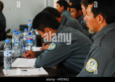 040710-N-1159B-001 TARIN KOT, AFGHANISTAN (4. Juli 2010) – afghanische Nationalpolizei Rekruten an die Tarin Kot Polizei Training Center Studie Lektionen im Karte lesen und patrouillieren in einem Klassenzimmer. Das Trainingscenter kann Haus, Lehren und trainieren bis zu 140 Rekruten zu einem Zeitpunkt. US Navy Foto von Chief Masse Kommunikation-Spezialist Brian Brannon/freigegeben afghanische Nationalpolizei Rekruten in Tarin Kot Polizei Training Center Studie Unterricht (4782501746) Stockfoto