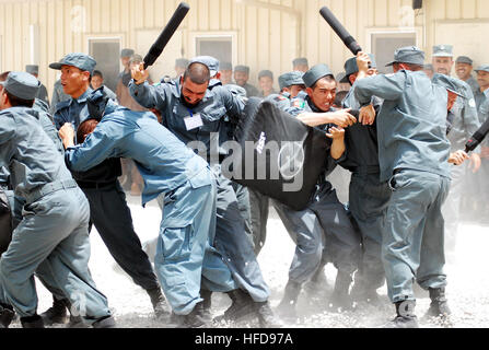 100719-N-119B-023 afghanische nationale Polizei Rekruten lernen Baton Verteidigung KANDAHAR, Afghanistan (19. Juli 2010) – Praxis Zukunft afghanische Nationalpolizei Baton Verteidigung auf Rekrut-Training-Center-Kandahar (RTC-K) bei einem Besuch von US-Armee-General David Petraeus und NATO-Generalsekretär Anders Fogh Rasmussen. Bisher haben Ausbilder bei RTC-K 17.747 Freiwillige mit Afghanischen Nationalpolizei dienen ausgebildet. Foto: U.S. Navy Chief Masse Kommunikation-Spezialist Brian Brannon / freigegeben afghanische Polizei Rekruten lernen Baton Landesverteidigung (4811301531) Stockfoto