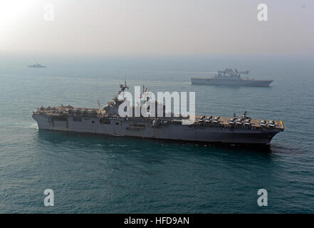 Die amphibischen Angriff Schiff Schiffe USS Bonhomme Richard (LHD-6), vorne, Transite Ostchinesischen Meer mit dem südkoreanischen amphibischer Angriff Schiff ROKS Dokdo (LPH 6111) während ein Foto Übung mit anderen Schiffen der Bonhomme Richard amphibische bereit Gruppe (ARG) und Republik Korea Navy zugewiesen, 27. März 2014. Die Bonhomme Richard war das Flaggschiff der Bonhomme Richard ARG und war die Teilnahme an der Übung Ssang Yong 14, eine kombinierte US-südkoreanische zu bekämpfen, Bereitschaft und Gelenk/kombinierter Interoperabilität Übung entwickelt, um südkoreanische Führungs- und Kontrollfähigkeiten durch Amphibi voraus Stockfoto