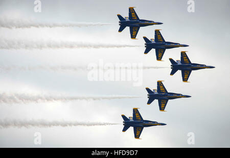 SEATTLE (6. August 2016) der US Navy Flight Demonstration Squadron, die Blue Angels, fliegen in Formation über Lake Washington während der Durchführung bei einer Airshow in Seattles 67. jährlichen Seafair Fleet Week. Seafair Fleet Week ist eine jährliche Feier der Meer Dienste wobei Matrosen, Marines und Küste Gardisten vom Besuch der US-Marine und Küstenwache Schiffe und Schiffe aus Kanada der Stadt eine Anlaufstelle machen. (Foto: U.S. Navy Mass Communication Specialist 3. Klasse Erickson B. Magno/freigegeben) 160806-N-UT295-352 mitreden: http://www.navy.mil/viewGallery.asp http://www.facebook.com/U Stockfoto