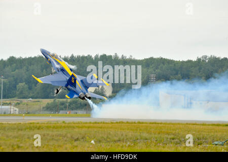 ANCHORAGE, Alaska (31. Juli 2016) US Navy Flight Demonstration Squadron, die Blue Angels führen Solo Lt. Ryan Chamberlain zieht am Arctic Thunder Open House, 31.Juli. Die Blue Angels sollen 56 Demos an 29 Standorten in den USA im Jahr 2016, ist das Team 70. Jahrestag Jahr vorzuführen. (Foto: U.S. Navy Mass Communication Specialist 1. Klasse Andrea Perez/freigegeben) 160731-N-WJ386-021 mitreden: http://www.navy.mil/viewGallery.asp http://www.facebook.com/USNavy http://www.twitter.com/USNavy http://navylive.dodlive.mil http://pinterest.com https://plu Stockfoto