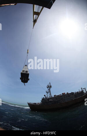 SULU-See (25. Februar 2013) A Kran von der US Navy beauftragt Schiff M/V Jascon 25 entfernt sicher die Auspuff-Trichter-Struktur aus dem Bergwerk Gegenmaßnahmen Schiff USS Guardian (MCM-5). Guardian strandete am Tubbataha Reef 17. Januar. Den Trichter Entfernung war ein Meilenstein bei der Demontage der Guardian. Die US-Marine und vertraglich vereinbarten Restwert Teams sind sicher Demontage und entfernen das Schiff vom Tubbataha Reef. Der US-Marine weiterhin in enger Zusammenarbeit mit den philippinischen Behörden sicher Guardian vom Riff abzubauen, bei gleichzeitiger Minimierung der Auswirkungen auf die Umwelt zu arbeiten. (US-N Stockfoto