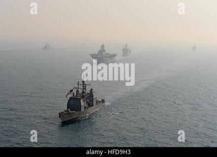 Der Lenkflugkörper Kreuzer USS Lake Erie (CG-70), vorne, Transite Ostchinesischen Meer mit Schiffen der Bonhomme Richard amphibische bereit Group und Republik Korea Navy zugewiesen Schiffe während eines Foto-Übung 27. März 2014. Lake Erie war die Teilnahme an der Übung Ssang Yong 14, eine kombinierte US-südkoreanische zu bekämpfen, Bereitschaft und Gelenk/kombinierter Interoperabilität Übung entwickelt, südkoreanische Führungs- und Kontrollfähigkeiten über amphibische Operationen zu gelangen. (Foto: DoD Mass Communication Specialist 2. Klasse Michael Achterling, US Navy/freigegeben) Der Lenkflugkörper Kreuzer USS Lak Stockfoto