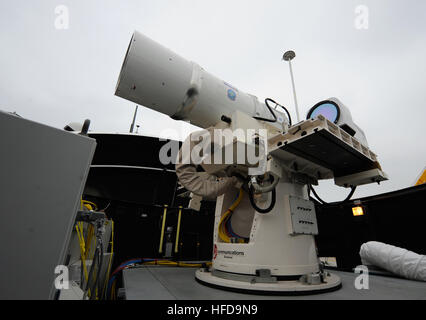 SAN DIEGO (30. Juli 2012) der Laser Weapon System (Gesetze) temporär installiert an Bord der geführte Flugkörper-Zerstörer USS Dewey (DDG-105) in San Diego, Kalifornien, ist ein Technologie-Demonstrator gebaut von der Naval Sea Systems Command aus kommerziellen solid-State-Faserlaser, nutzen Kombination Methoden an das Naval Research Laboratory entwickelt. Gesetze können auf Ziele aus Radarkurs erhalten aus einem MK 15 Phalanx Close-in Weapon System oder anderen targeting Quelle gerichtet werden. Das Office of Naval Research Solid State Laser (SSL) Portfolio umfasst Gesetze Entwicklung und Bereitstellung einer schnellen Re-upgrades Stockfoto