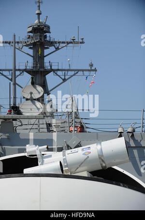 SAN DIEGO (30. Juli 2012) der Laser Weapon System (Gesetze) temporär installiert an Bord der geführte Flugkörper-Zerstörer USS Dewey (DDG-105) in San Diego, Kalifornien, ist ein Technologie-Demonstrator gebaut von der Naval Sea Systems Command aus kommerziellen solid-State-Faserlaser, nutzen Kombination Methoden an das Naval Research Laboratory entwickelt. Gesetze können auf Ziele aus Radarkurs erhalten aus einem MK 15 Phalanx Close-in Weapon System oder anderen targeting Quelle gerichtet werden. Das Office of Naval Research Solid State Laser (SSL) Portfolio umfasst Gesetze Entwicklung und Bereitstellung einer schnellen Re-upgrades Stockfoto