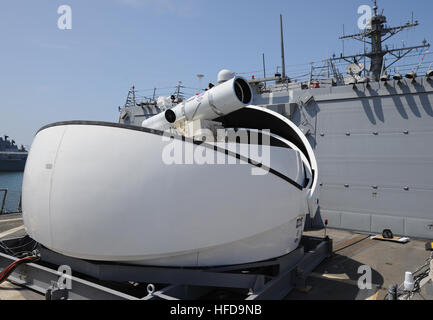 SAN DIEGO (30. Juli 2012) der Laser Weapon System (Gesetze) temporär installiert an Bord der geführte Flugkörper-Zerstörer USS Dewey (DDG-105) in San Diego, Kalifornien, ist ein Technologie-Demonstrator gebaut von der Naval Sea Systems Command aus kommerziellen solid-State-Faserlaser, nutzen Kombination Methoden an das Naval Research Laboratory entwickelt. Gesetze können auf Ziele aus Radarkurs erhalten aus einem MK 15 Phalanx Close-in Weapon System oder anderen targeting Quelle gerichtet werden. Das Office of Naval Research Solid State Laser (SSL) Portfolio umfasst Gesetze Entwicklung und Bereitstellung einer schnellen Re-upgrades Stockfoto