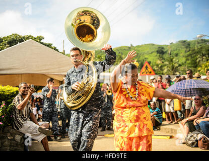 SAVUSAVU, Fidschi (13. Juni 2015) Musiker 2. Klasse Christian Ivy, aus Fort Worth, Texas, tanzt mit einer Fidschi Frau während der Pazifischen Partnerschaft 2015. Das Lazarettschiff USNS Mercy (T-AH 19) befindet sich derzeit in Savusavu, Fidschi, für seine erste Mission Hafen PP15. Pazifische Partnerschaft ist in seiner 10. Iteration und ist die größte jährliche multilaterale humanitäre Hilfe und Disaster Preparedness Hilfsmission in der Indo-Asien-Pazifik-Region durchgeführt. Während des Trainings für Krisenbedingungen haben Pacific Partnership Missionen bis dato reale medizinische Versorgung rund 270.000 Patienten und v zur Verfügung gestellt Stockfoto