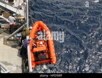 100714-N-XXXXT-325 SOUTH CHINA SEA (14. Juli 2010) das (RHIB)-Schlauchboot Festrumpf aus der Military Sealift Command Flotte Nachschub Öler USNS John Ericsson (T-AO 194) kehrt das Schiff mit fünf philippinischen Fischern aus dem Meer nach neun Stunden im Wasser gerettet, als ihr Banka Boot 10 Meilen vor der Küste von Taifun Conson gekentert war. Die Fischer waren bei guter Gesundheit und die philippinische Küstenwache zurückgegeben. (US Navy Foto von Pablo Torres/freigegeben) Festrumpf Schlauchboot (RHIB) Boot aus der Military Sealift Command Flotte Nachschub Öler USNS John Ericsson (T-AO 194 Stockfoto