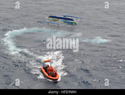 100714-N-XXXXT-318 SOUTH CHINA SEA (14. Juli 2010) das (RHIB)-Schlauchboot Festrumpf aus der Military Sealift Command Flotte Nachschub Öler USNS John Ericsson (T-AO 194) kehrt das Schiff mit fünf philippinischen Fischern aus dem Meer nach neun Stunden im Wasser gerettet, als ihr Banka Boot 10 Meilen vor der Küste von Taifun Conson gekentert war. Die Fischer waren bei guter Gesundheit und die philippinische Küstenwache zurückgegeben. (US Navy Foto von Pablo Torres/freigegeben) Festrumpf Schlauchboot (RHIB) Boot aus der Military Sealift Command Flotte Nachschub Öler USNS John Ericsson (T-AO 194 Stockfoto