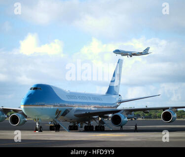 Air Force One landet auf der Hickam Air Force Base (AFB) bei uns Präsident George W. Bush an Bord für seine erste Reise nach Hawaii während der Ausübung eines Amtes. Die zwei Boeing VC-25A Air Force One Stockfoto