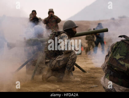 Afghanische Grenzpolizisten Feuer eine SPG9 Anti-Tank Waffe eine Infanterie Zweig Schule nächster 2. Februar 2011, in Kabul, Afghanistan. NATO Training Mission-Afghanistan Berater betreuen afghanische Nationalarmee Instruktoren aufgeladen mit der Durchführung des Großteil des Trainings. Afghanische Soldaten und Polizisten Feuer schwere Waffen 362808 Stockfoto