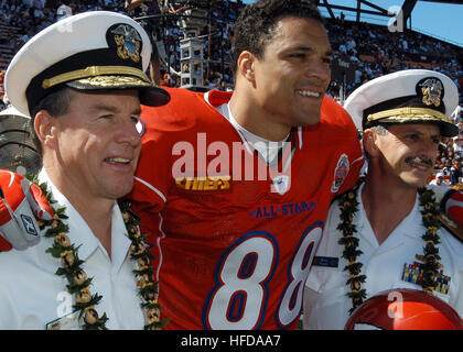 050213-N-3019M-002 Honolulu, Hawaii (13. Februar 2005) - Commander, US Pacific Command, Admiral Thomas Fargo, links, und Commander, Navy Region Hawaii, hinten. Admiral Michael C. Vitale Pose für ein Foto mit den Kansas City Chiefs Tight End Tony Gonzalez vor dem Anpfiff der 2005 NFL Pro Bowl gehalten in Honolulu, Hawaii. Fargo durchgeführt den Münzwurf zum Starten des Spiels, die ebenfalls Gemeinschaftsdienst Farbe wachen, eine Überführung der Hawaii Air National Guard f-15 Eagle und ein Gruß an mehr als 60 Purple Heart Empfänger enthalten. Foto: U.S. Navy Journalist 3. Klasse Ryan C. McGinley (freigegeben) Tony Gonzal Stockfoto