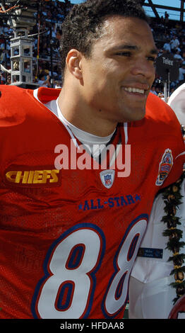 050213-N-3019M-002 Honolulu, Hawaii (13. Februar 2005) - Commander, US Pacific Command, Admiral Thomas Fargo, links, und Commander, Navy Region Hawaii, hinten. Admiral Michael C. Vitale Pose für ein Foto mit den Kansas City Chiefs Tight End Tony Gonzalez vor dem Anpfiff der 2005 NFL Pro Bowl gehalten in Honolulu, Hawaii. Fargo durchgeführt den Münzwurf zum Starten des Spiels, die ebenfalls Gemeinschaftsdienst Farbe wachen, eine Überführung der Hawaii Air National Guard f-15 Eagle und ein Gruß an mehr als 60 Purple Heart Empfänger enthalten. Foto: U.S. Navy Journalist 3. Klasse Ryan C. McGinley (freigegeben) Tony Gonzal Stockfoto