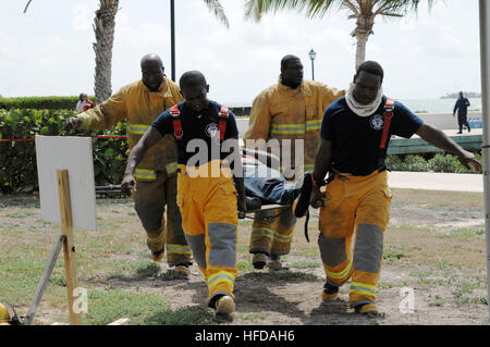 Antigua und Barbuda Feuerwehr Feuerwehr von St. Johns und Coolidge Feuerwachen, transport Flugzeug Absturz Opfer aus einem Antigua And Barbuda Defence Force (ABDF) Küstenwache Boot zu einem vor-Ort-medizinische Post für die Behandlung während einer mass Casualty Übung hier am 4. Juni. Die Übung die Reaktionsmöglichkeiten der lokalen Rettungsdienste und ABDF Servicemembers für Suche und Rettung, medizinische Triage und Behandlung Taktik und Verfahren als Teil der Tradewinds 2014 getestet. Tradewinds ist eine gemeinsame, kombinierte Übung führte in Verbindung mit Partnerstaaten, die kollektiv zu verbessern Stockfoto