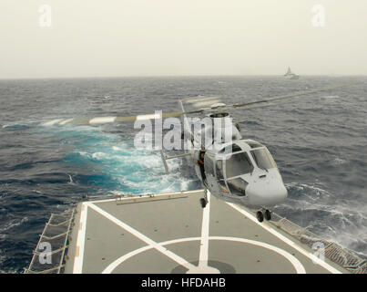 Ein Panther-Helikopter des mexikanischen Marineschiffs Independencia startet zur Beobachtung während einer Schießerei, während US-amerikanische, britische und kanadische Schiffe während der Tradewinds 2015 Phase Two in Formation manövrieren, einer Übung des US-Südkommandos zur Verbesserung der Katastrophen-, humanitären und Sicherheitskapazitäten der karibischen Nationen. Stockfoto