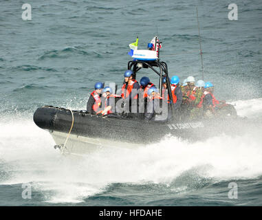 Ein Besuch, Vorstandsmitglieder, Suche und Beschlagnahme-Teams an der United States Coast Guard Cutter Mohawk und eine Rechtsdurchsetzung Abteilung bestehend aus Mitgliedern der Streitkräfte Sierra Leone finden ihren Weg in Richtung Mohawk auf ein Festrumpf Schlauchboot nach Durchführung einer Suche von zwei Schiffen, der Durchführung von illegalen Aktivitäten verdächtigt. Mohawk nahm vor kurzem an die afrikanischen Maritime Law Enforcement Partnerschaft. Afrikanische Maritime Law Enforcement Partnerschaft 308386 Stockfoto