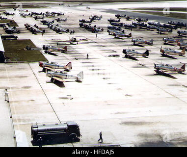 Historische Trainingsflugzeuge auf der Naval Air Station Miami c.1942 führen Flugoperationen und Schulungen für Marineflieger durch, unterstützen die Pilotenkenntnisse, die Landepraxis der Trägerflugzeuge und die Kriegsbereitschaft während des Zweiten Weltkriegs Stockfoto
