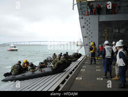 130416-N-LI693-038 SAN DIEGO (16. April 2013) eine Bekämpfung Kautschuk überfallen Handwerk auf dem Heck Tor die amphibischen Transportschiff der Dock USS San Diego (LPD 22) während einer Fortbildungsveranstaltung für Matrosen und Marinesoldaten behandelnden Kurse bei Expeditionary Kriegsführung Training Group, Pacific landet. San Diego wird Training wie kleine Boote durch den Rest des Jahres in Vorbereitung auf ihren ersten Einsatz im Jahr 2014 Landung durchführen. (Foto: U.S. Navy Chief Masse Kommunikation Spezialist Holly grau/freigegeben) Fortbildungsveranstaltung 130416-N-LI693-038 Stockfoto