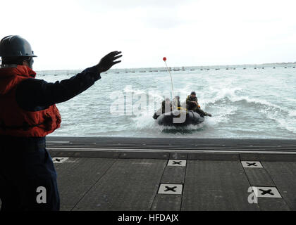 130416-N-LI693-140 SAN DIEGO (16. April 2013) eine Bekämpfung Kautschuk überfallen Handwerk auf dem Heck Tor die amphibischen Transportschiff der Dock USS San Diego (LPD 22) während einer Fortbildungsveranstaltung für Matrosen und Marinesoldaten behandelnden Kurse bei Expeditionary Kriegsführung Training Group, Pacific landet. San Diego wird Training wie kleine Boote durch den Rest des Jahres in Vorbereitung auf ihren ersten Einsatz im Jahr 2014 Landung durchführen. (Foto: U.S. Navy Chief Masse Kommunikation Spezialist Holly grau/freigegeben) Fortbildungsveranstaltung 130416-N-LI693-140 Stockfoto