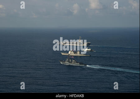 Die US Navy nach vorne bereitgestellt Flugzeugträger USS George Washington (CVN-73), Top, Transite neben der Royal Malaysian navy Kedah-Klasse vor der Küste patrouillieren Schiff KD Pahang (172), der Ticonderoga-Klasse geführte Flugkörper Kreuzer USS Antietam (CG-54), und die Arleigh-Burke-Klasse geführte Flugkörper Zerstörer USS McCampbell (DDG-85) während einer Ausbildung ausüben. George Washington und seine eingeschifften Geschwader Carrier Air Wing (CVW) 5, bieten eine kampfbereit Kraft, die schützt und verteidigt das kollektive maritimen Interesse der USA und ihrer Verbündeten und Partner in der Indo-Asien-Pazifik-Region. (US-Marine ph Stockfoto