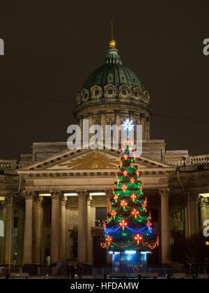 Sankt Petersburg, Russland - 22. Dezember 2016: geschmückten Stadt Weihnachtsbaum mit bunten Dekoration in der Nähe der Kasaner Kathedrale in der Nacht illuminatio Stockfoto