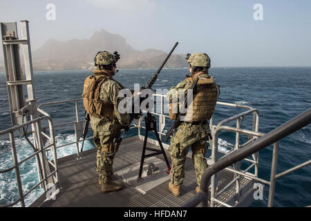 Segler stehen Sicherheit auf dem Prüfstand auf Military Sealift Command gemeinsame High-Speed-Schiff USNS Speerspitze (JHSV 1). Speerspitze ist auf eine geplante Bereitstellung in die USA 6. Flotte Einsatzgebiet zur Unterstützung der internationalen Zusammenarbeit Kapazitäten Programm Afrika Partnerschaft Station. (Foto: U.S. Navy Mass Communication Specialist 2. Klasse Kenan O'Connor/freigegeben) Afrika-Partnerschaft-Station 150112-N-JP249-006 Stockfoto