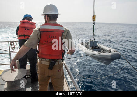 Segler und Zivildienst Mariners bereiten Sie ein Festrumpf-Schlauchboot an Bord der Military Sealift Command gemeinsame High-Speed-Schiff USNS Speerspitze (JHSV 1) 17. Januar 2015 starten. Speerspitze ist auf eine geplante Bereitstellung in die USA 6. Flotte Einsatzgebiet zur Unterstützung der internationalen Zusammenarbeit Kapazitäten Programm Afrika Partnerschaft Station. (Foto: U.S. Navy Mass Communication Specialist 2. Klasse Kenan O'Connor/freigegeben) Afrika-Partnerschaft-Station 150117-N-JP249-022 Stockfoto