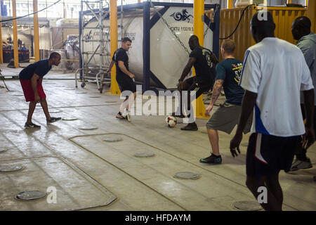 US-Küste Gardisten und Mitglieder der militärischen Senegal spielen Fußball in der Mission Bay Military Sealift Command gemeinsame High-Speed-Schiff USNS Speerspitze (JHSV 1) 27. Januar 2015. Speerspitze ist auf eine geplante Bereitstellung in die USA 6. Flotte Einsatzgebiet zur Unterstützung der internationalen Zusammenarbeit Kapazitäten Programm Afrika Partnerschaft Station. (Foto: U.S. Navy Mass Communication Specialist 2. Klasse Kenan O'Connor/freigegeben) Afrika-Partnerschaft-Station 150127-N-JP249-005 Stockfoto