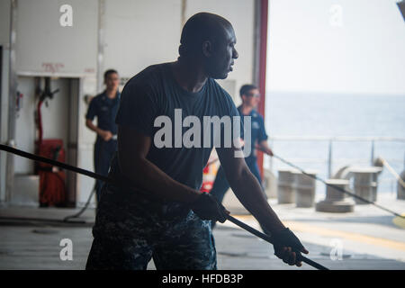 150210-N-JP249-038-Atlantik (10. Februar 2015)-Logistik-Spezialist 2. Klasse Kenneth Coleman nimmt in einer Linie auf das Military Sealift Command gemeinsame High-Speed-Schiff USNS Speerspitze (JHSV 1) 10. Februar 2015. Speerspitze ist auf eine geplante Bereitstellung in die USA 6. Flotte Einsatzgebiet zur Unterstützung der internationalen Zusammenarbeit Kapazitäten Programm Afrika Partnerschaft Station (APS). (Foto: U.S. Navy Mass Communication Specialist 2. Klasse Kenan O'Connor/freigegeben) Afrika-Partnerschaft-Station 150210-N-JP249-038 Stockfoto