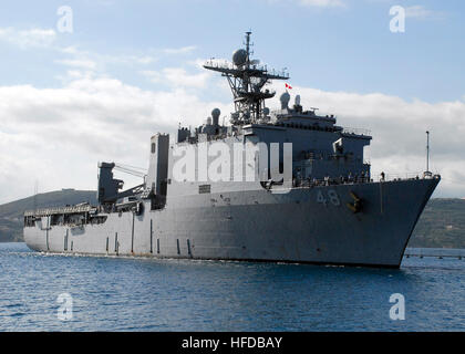 080314-N-0780F-002-Souda-Bucht, kommt Crete (14. März 2008) die Whidbey-Island-Klasse Dock Landungsschiff USS Ashland (LSD-48) in der Marathi NATO Pier Einrichtung für routinemäßige Hafen besuchen. Ashland ist bei Marine Amphibious Base Little Creek, VA. Gridley und maritimer Sicherheitsoperationen Unterstützung bereitgestellt wird. US Navy Foto von Paul Farley (freigegeben) 080314-N-0780F-002 Stockfoto