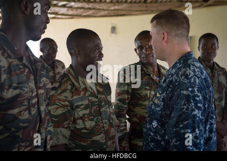 150314-N-JP249-158 ISSONGO, Kamerun (14. März 2015) U.S. 6. Flottille Vize-Kommandeur Rear Admiral Tom Reck spricht mit Mitgliedern von der kamerunischen militärische 14. März 2015, in Issongo (Kamerun), während Afrika Partnerschaft Station.Africa Partnerschaft Station, ein internationales Programm für kollaboratives Kapazitäten wird durchgeführt in Verbindung mit einer geplanten Bereitstellung von Military Sealift Command gemeinsame High-Speed-Schiff USNS Speerspitze (JHSV 1). (Foto: U.S. Navy Mass Communication Specialist 2. Klasse Kenan O'Connor/freigegeben) Afrika-Partnerschaft-Station 150314-N-JP249-158 Stockfoto