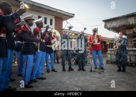 150314-N-JP249-193 DOUALA, Kamerun (14. März 2015) Mitglieder der US Naval Forces Europa Band Topside, spielen neben Mitgliedern der kamerunischen Militärkapelle 15. März 2015, in Douala (Kamerun), während Afrika Partnerschaft Station.Africa Partnerschaft Station, ein internationales Programm für kollaborative Kapazitäten im Zusammenhang mit einer geplanten Bereitstellung von Military Sealift Command gemeinsame High-Speed-Schiff USNS Speerspitze (JHSV 1) durchgeführt wird. (Foto: U.S. Navy Mass Communication Specialist 2. Klasse Kenan O'Connor/freigegeben) Afrika-Partnerschaft-Station 150314-N-JP249-193 Stockfoto