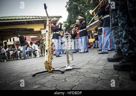 150314-N-JP249-232 DOUALA, Kamerun (14. März 2015) Mitglieder von der kamerunischen Militärkapelle spielen neben US-Naval Forces Europe Band Topside, 14. März 2015, in Douala (Kamerun), während Afrika Partnerschaft Station. Afrika-Partnerschaft-Station, ein internationales Programm für kollaborative Kapazitäten im Zusammenhang mit einer geplanten Bereitstellung von Military Sealift Command gemeinsame High-Speed-Schiff USNS Speerspitze (JHSV 1) durchgeführt wird. (Foto: U.S. Navy Mass Communication Specialist 2. Klasse Kenan O'Connor/freigegeben) Afrika-Partnerschaft-Station 150314-N-JP249-232 Stockfoto