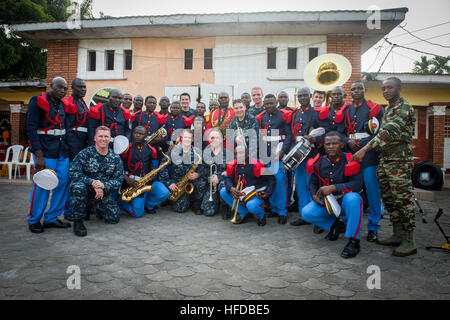 150314-N-JP249-245 DOUALA, Kamerun (14. März 2015) U.S. 6. Flotte Vice Kommandant Rear Admiral Tom Reck, links, Posen mit Mitgliedern des US-Naval Forces Europe Band, Oberseite und der kamerunischen Militärkapelle 14. März 2015, in Douala (Kamerun), während Afrika Partnerschaft Station. Afrika-Partnerschaft-Station, ein internationales Programm für kollaborative Kapazitäten wird in Verbindung mit einer geplanten Bereitstellung von Military Sealift Command gemeinsame High-Speed-Schiff USNS Speerspitze (JHSV 1) durchgeführt. (Foto: U.S. Navy Mass Communication Specialist 2. Klasse Kenan O'Connor/freigegeben) AFR Stockfoto