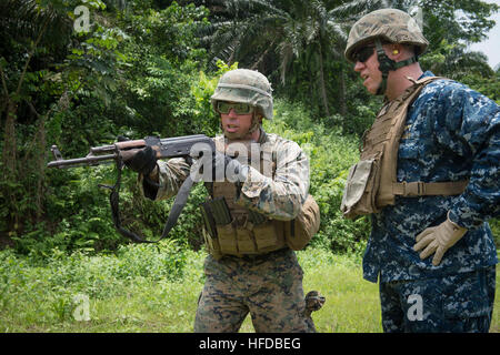 150314-N-JP249-058 ISSONGO, Kamerun (14. März 2015) Marine Sgt. Benjamin Sheely, links, gibt Anweisungen in USA 6. Flotte Vice Kommandant Rear Admiral Tom Reck auf wie ein AK-47 Sturmgewehr auf einem Schießplatz Feuer während Afrika Partnerschaft Stationon 14. März 2015, in Issongo, Kamerun. , Afrika-Partnerschaft-Station, ein internationales Programm für kollaborative Kapazitäten im Zusammenhang mit einer geplanten Bereitstellung von Military Sealift Command gemeinsame High-Speed-Schiff USNS Speerspitze (JHSV 1) durchgeführt wird. (Foto: U.S. Navy Mass Communication Specialist 2. Klasse Kenan O'Con Stockfoto