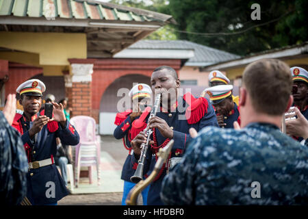 150314-N-JP249-219 DOUALA, Kamerun (14. März 2015) Mitglieder o der kamerunischen Militärkapelle spielen neben der US Naval Forces Europa Band, Oberschale, 14. März 2015, in Douala, Kamerun beim Afrika-Partnerschaft-Station. Afrika-Partnerschaft-Station, ein internationales Programm für kollaborative Kapazitäten wird in Verbindung mit einer geplanten Bereitstellung von Military Sealift Command gemeinsame High-Speed-Schiff USNS Speerspitze (JHSV 1) durchgeführt. (Foto: U.S. Navy Mass Communication Specialist 2. Klasse Kenan O'Connor/freigegeben) Afrika-Partnerschaft-Station 150314-N-JP249-219 Stockfoto