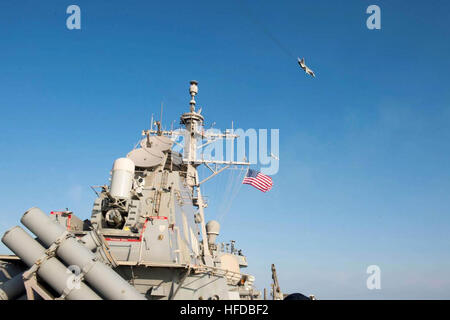 160412-N-00000-009 Ostsee – überfliegen zwei russische Suchoi Su-24 Kampfflugzeuge der USS Donald Cook (DDG-75) 12. April 2016. Donald Cook, ein Zerstörer der Arleigh-Burke-Klasse geführte Flugkörper, nach vorn in Rota, Spanien bereitgestellt ist die Durchführung einer Routine-Patrouille in den USA 6. Flotte Bereich der Maßnahmen zur Erhöhung der Sicherheit der Vereinigten Staaten in Europa interessiert. (US Navy Foto/freigegeben) Zwei russische Suchoi Su-24 fliegen über die USS Donald Cook (DDG-75) - 160412-N-00000-009 Stockfoto