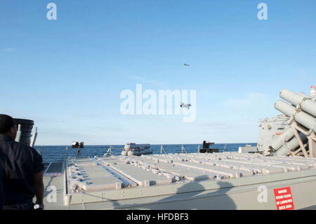 160412-N-00000-006 Ostsee – zwei russische Suchoi Su-24 Kampfflugzeuge führen mehrere Low-Level-Pässe über die USS Donald Cook (DDG-75) 12. April 2016. Donald Cook, ein Zerstörer der Arleigh-Burke-Klasse geführte Flugkörper, nach vorn in Rota, Spanien bereitgestellt ist die Durchführung einer Routine-Patrouille in den USA 6. Flotte Bereich der Maßnahmen zur Erhöhung der Sicherheit der Vereinigten Staaten in Europa interessiert. (US Navy Foto/freigegeben) Zwei russische Suchoi Su-24 führen mehrere Low-Level-Pässe über die USS Donald Cook (DDG-75) Stockfoto