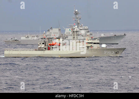 Karibik (21. September 2012) der mexikanischen Marine Patrouillenschiff ARM Independencia (PO-163) mit der Arleigh-Burke-Klasse geführte Flugkörper Zerstörer USS Gravely (DDG 107) während einer Drohne Übung UNITAS Atlantic 2012 unterwegs. UNITAS Atlantic 2012 ist eine jährliche Marineübung veranstaltet von den USA 4. Flotte, bestehend aus 13 verschiedenen Partnerstaaten Seestreitkräfte. (Foto: U.S. Navy Mass Communications Specialist 3. Klasse Frank J. Pikul/freigegeben) 120921-N-ZE938-058 beitreten das Gespräch www.facebook.com/USNavy www.twitter.com/USNavy navylive.dodlive.mil U.S. und die mexikanische Schiffe auf See. Stockfoto