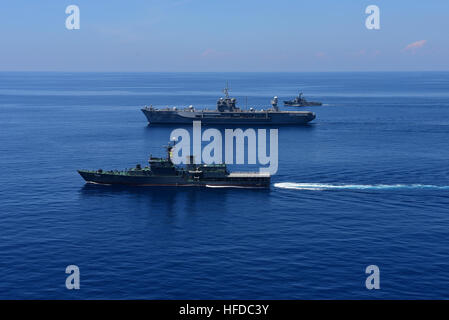 Indischer Ozean (31. März 2016) The US 7. Flotte Flaggschiff USS Blue Ridge (LCC-19) Manöver in Formation mit dem srilankischen Marine mittlere Ausdauer Cutter Sayura (620 und die Offshore-Patrouillenboot Samudura (621) beim Abflug Colombo, Sri Lanka. Blue Ridge ist auf Patrouille in den USA 7. Flotte Einsatzgebiet Stärkung und Förderung der Beziehungen innerhalb der Indo-Asien-Pazifik. (Foto: U.S. Navy Mass Communication Specialist 3. Klasse Jordan KirkJohnson/freigegeben) 160331-N-NM917-502 mitreden: http://www.navy.mil/viewGallery.asp http://www.facebook.com/USNavy http://www.tw Stockfoto