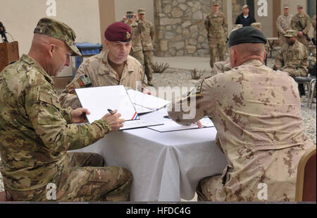 US Armee Generalleutnant Joseph Anderson, links, der Kommandeur der International Security Assistance Force Joint Command leitet als Canadian Army Major General Dean Milner, richtig, der scheidende Kommandant NATO Training Mission-Afghanistan (NTM-A) und Major General Wayne Eyre, der NTM-A eingehenden Kommandant melden Übertragung der Behörde Schriftrollen 10. März 2014, an neue Kabul Compound in Kabul, Afghanistan. NTM-A der Mission war es, zu trainieren und mentor afghanischen nationalen Sicherheitskräfte in eine nachhaltige Militär und Polizei. (Foto: U.S. Navy Mass Communication Specialist 1. Klasse Kenneth Takada/freigegeben) U.S. Stockfoto