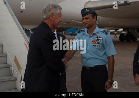 Neu-Delhi, Indien (7. August 2014)--US-Verteidigungsminister Chuck Hagel wird von USA und indischen Verteidigung Beamten Indira Gandhi International Airport in New Delhi, Indien, 7. August 2014 begrüßt. DoD-Foto von Petty Officer 2. Klasse Sean Hurt/freigegeben. US-Verteidigungsminister Chuck Hagel, wird von einem Offizier der IAF am Delhi Airport begrüßt Stockfoto