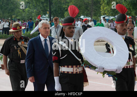 Neu-Delhi, Indien (8. August 2014)--US-Verteidigungsminister Chuck Hagel legt einen Kranz am Amar Jawan Jyoti Kriegerdenkmal am India Gate in Neu-Delhi, Indien, 8. August 2014. DoD-Foto von Petty Officer 2. Klasse Sean Hurt/freigegeben. US-Verteidigungsminister Chuck Hagel legt einen Kranz am Amar Jawan Jyoti in 2014 Stockfoto