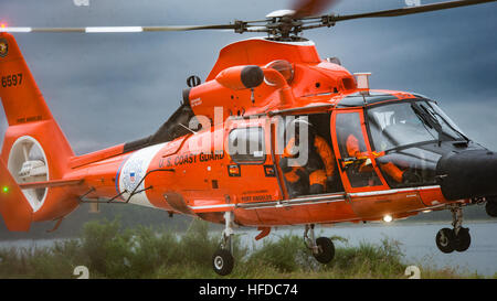 INDISCHE ISLAND, Washington (9. Juni 2016) - US-Küste Gardisten im MH-65 Dolphin Helikopter, angehängte Coast Guard Air Station Port Angeles, positioniert sich über Military Sealift Command großer, mittlerer Geschwindigkeit roll-on/Roll-off Schiff USNS Bob Hope (T-AKR 300) für eine medizinische Evakuierung Bohrer während gemeinsame Logistik Over The Shore 2016 (JLOTS 16). JLOTS 16 ist eine Gelenk-Service Szenario basiert Übung entwickelt, um Katastrophen und humanitären Hilfe in der Cascadia-Subduktionszone zu simulieren. (Foto: U.S. Navy Mass Communication Specialist 2. Klasse Eric Chan/freigegeben) US-Truppen nehmen Teil in JLOTS 16 Stockfoto