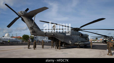 GRAND CAYMAN, Cayman-Inseln (4. Oktober 2016) US-Marines mit speziellen Zweck Marine Air-Ground Task Force – Southern Command in den Cayman-Inseln an Bord zwei CH-53E Super Stallion-Hubschrauber bereit, die humanitäre Hilfe und Katastrophenschutz Hilfsmaßnahmen in Haiti als Reaktion auf Hurrikan Matthew, 4. Oktober 2016 zu unterstützen ankommen. Die SPMAGTF-SC ist Teil des US Southern Command-Response-Team inszeniert auf den Cayman Islands, bereit, in der Karibik als Reaktion auf Hurrikan Matthew US Katastropheneinsätzen zu unterstützen. SPMAGTF-SC in Mittelamerika im Juni, als eine schnelle Reaktion Kraft d dienen bereitgestellt Stockfoto