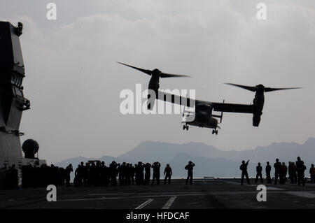 KUMAMOTO, Japan (19. April 2016) der 31. Marine Expeditionary Unit ein MV-22 Osprey Flugzeug von Marine Medium Tilitrotor Squadron (VMM) 265 beigefügt fährt JS Hyuga (DDH 181) zur Unterstützung der Regierung von Japan Hilfsmaßnahmen nach Erdbeben in der Nähe von Kumamoto. Die langjährige Allianz zwischen Japan und den USA ermöglicht es US-Streitkräfte in Japan, um schnelle, integrierte Japan Self-Defense Force und zivilen Hilfsmaßnahmen zu unterstützen. (U.S. Navy Photo by Mass Communication Specialist 3. Klasse Gabriel B. Kotico/freigegeben) 160419-N-AE545-640 mitreden: http://ww Stockfoto